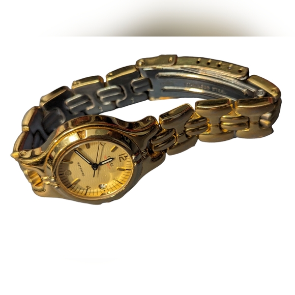 GUESS 100M WATERPRO WOMENS WATCH gold TONE RUNNING NEW BATTERY - Picture 9 of 12